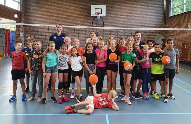 ‘Lange Mannen’ Nederlands volleybalteam gaan back to school!
