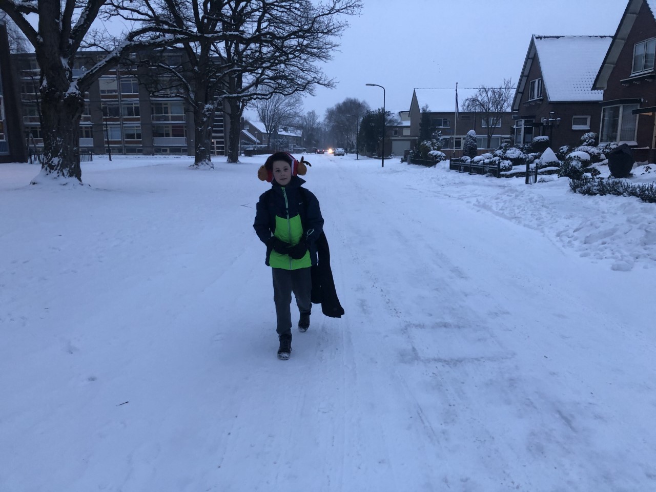 Enthousiaste leerling Sterrenschool Apeldoorn te voet naar school ondanks code oranje