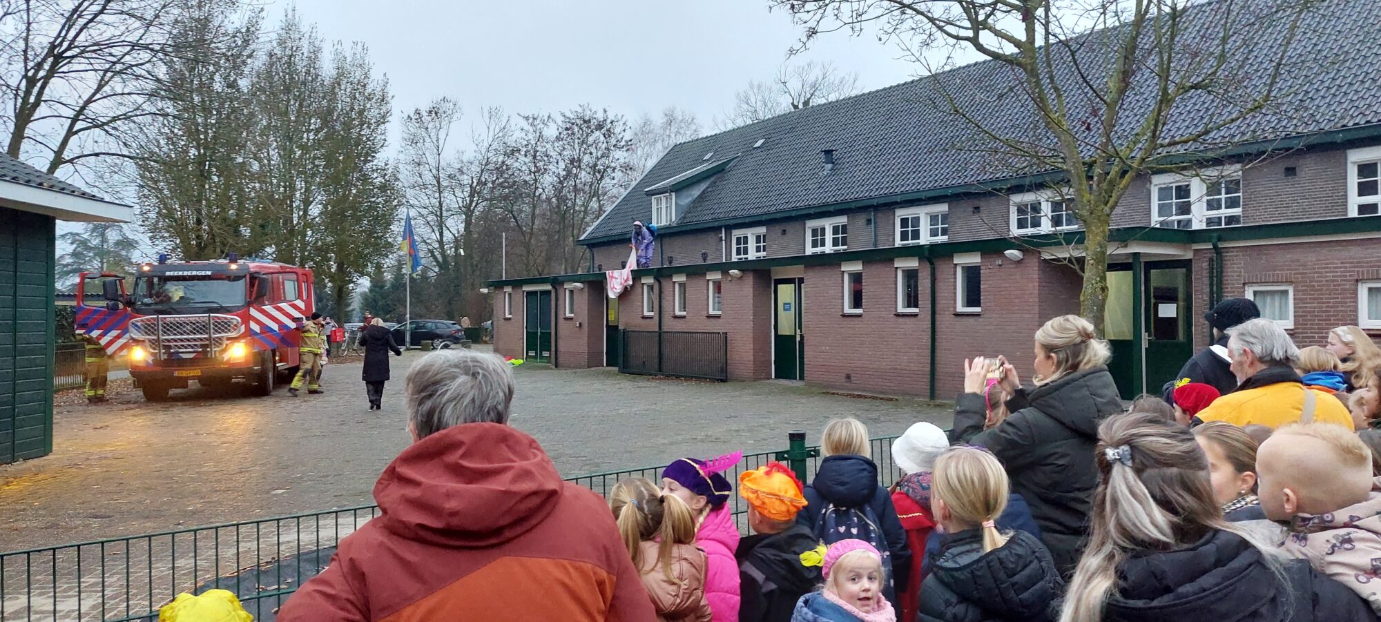 Brandweer Beekbergen redt Piet in nood op OBS Oosterhuizen